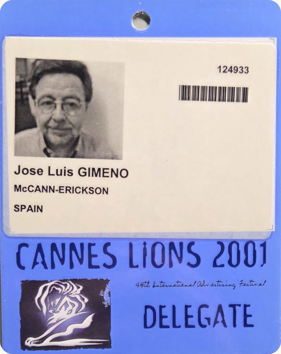 Acreditación de delegado del Festival Cannes Lions 2001 a nombre de José Luis Gimeno, McCann-Erickson, Spain, con su foto en blanco y negro