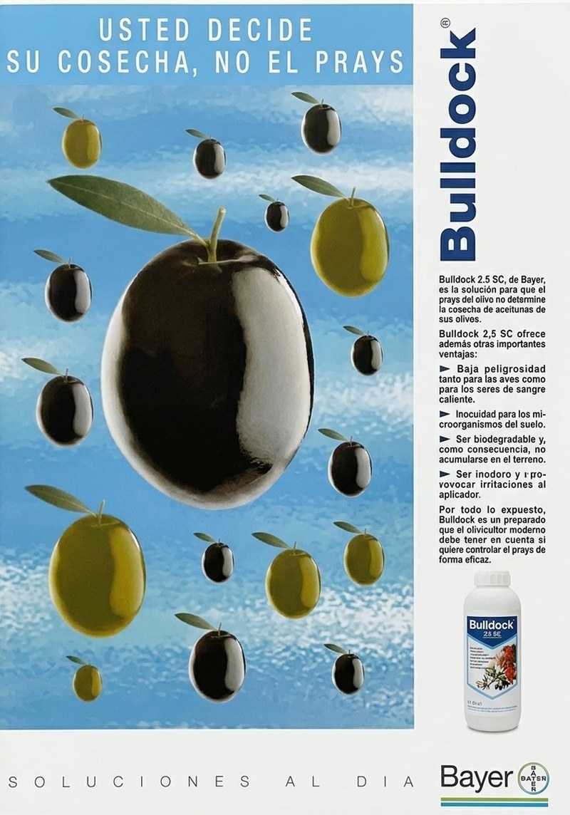 Anuncio de 2005 de Bulldock, de Bayer, con el titular «Usted decide su cosecha, no el prays»: una gran aceituna negra rodeada de aceitunas verdes y negras flotando sobre un cielo azul
