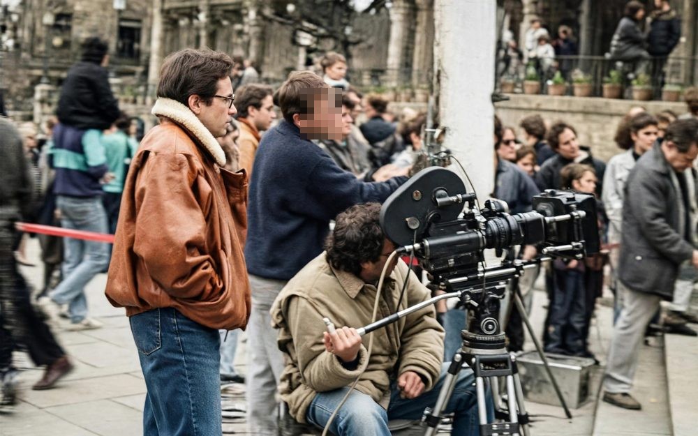 José Luis Gimeno con cazadora de cuero junto a una cámara de cine, dirigiendo el rodaje de un spot en el Poble Espanyol de Barcelona