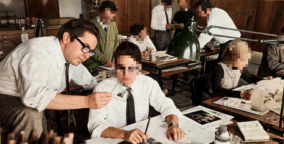 Taller de dibujo y fotografía de los años setenta: un profesor con gafas de pasta se inclina sobre un alumno para enseñarle una diapositiva, con otros alumnos trabajando al fondo